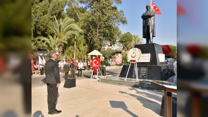 20 Temmuz Barış Harekatı'nın 52'nci yıl dönümü…Lefkoşa Atatürk Anıtı önünde tören düzenlendi