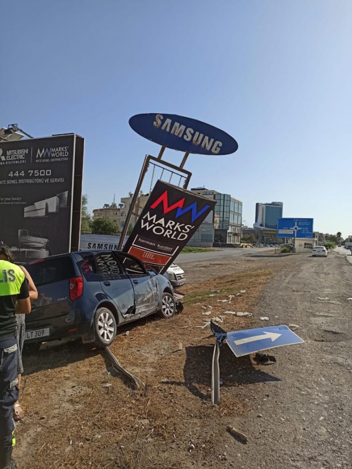 Kontrolden çıkan araç tabelaya çarparak durabildi