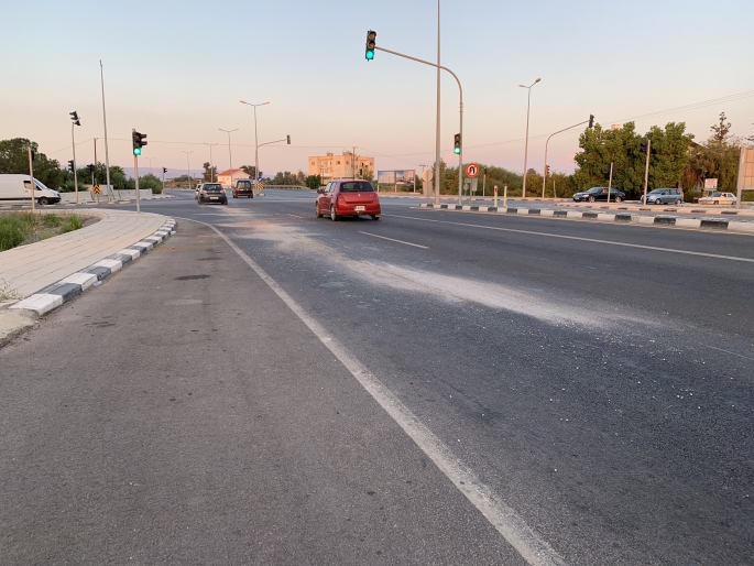 Güzelyurt Bostancı trafik ışıklarında bir araçtan dökülen yağ Güzelyurt trafik ekipleri tarafından müdahale edildi