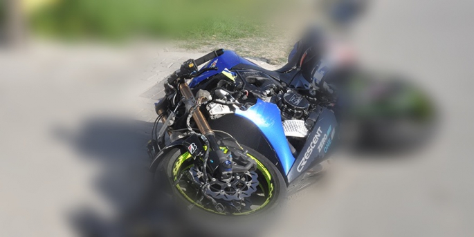PT 678 plakalı motosiklet sürücüsü Erkal Lefkoşa anayolunda kontrolünü kaybederek bariyerlere çarpmıştır