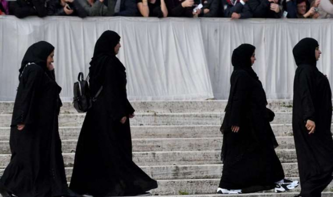 Fransa'da devlet okullarında abaya giyilmesi yasaklanıyor