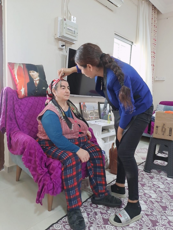 Beyarmudu Belediyesi “Kadın Her Yaşta Güzeldir” projesi ile kadınlara evde kuaför hizmeti veriyor