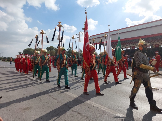 KKTC 40 yaşında… Dr. Fazıl Küçük Bulvarı’nda resmigeçit töreni düzenlendi