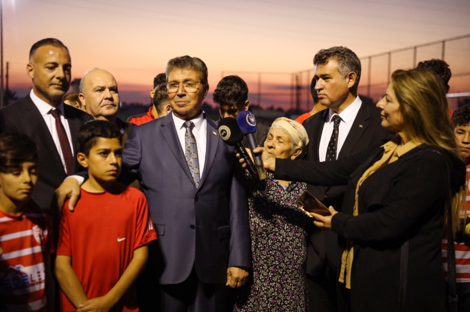Başbakan Üstel, Maraş futbol sahasını ziyaret etti