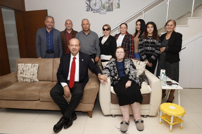 Cumhurbaşkanı Ersin Tatar, iki şehit ailesini ziyaret etti