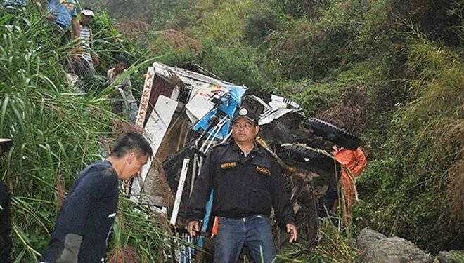 Filipinler'de uçuruma yuvarlanan otobüsteki 17 kişi öldü