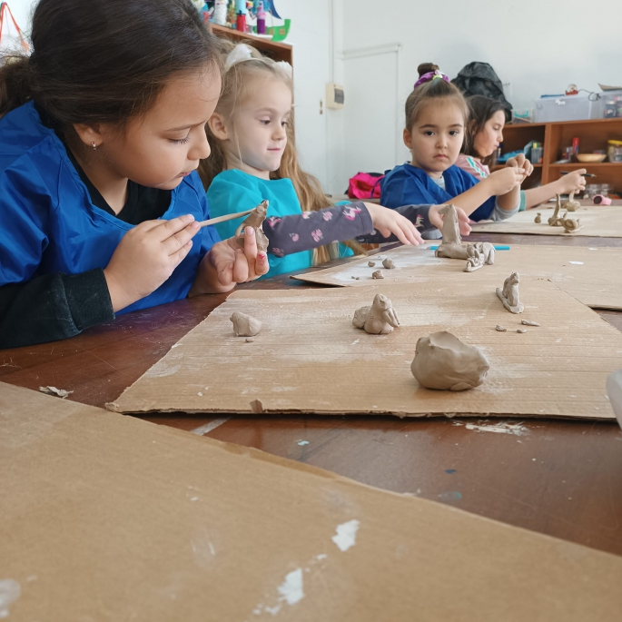 Girne'de çocuklar sanatçı Şenol Özdevrim ile sanat çalışmalarına başladı