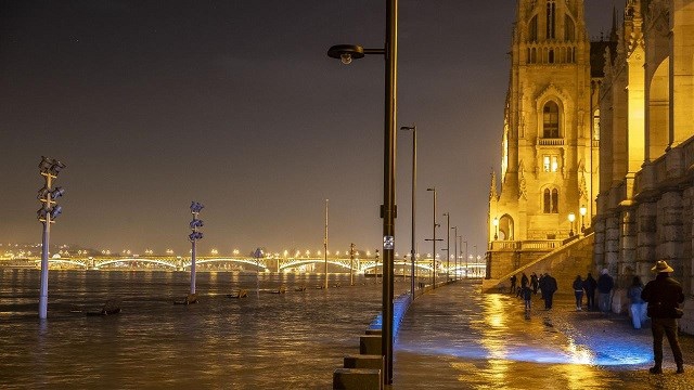 Macaristan'ın başkenti Budapeşte'de yoğun yağışlardan dolayı Tuna Nehri taştı