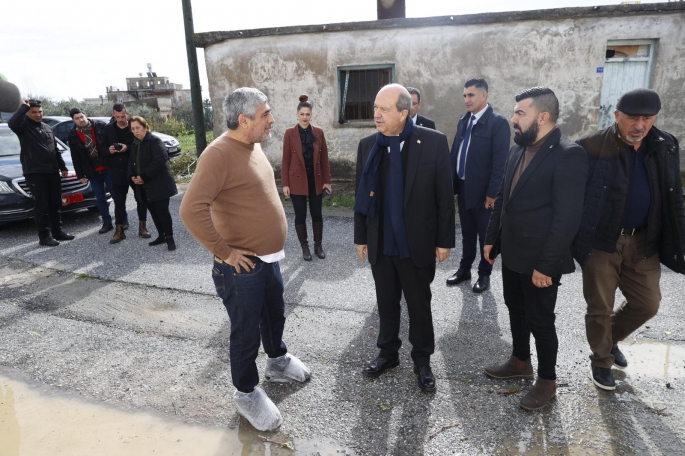Cumhurbaşkanı Tatar, Geçitkale’de evlerini su basan iki aileyi ziyaret etti