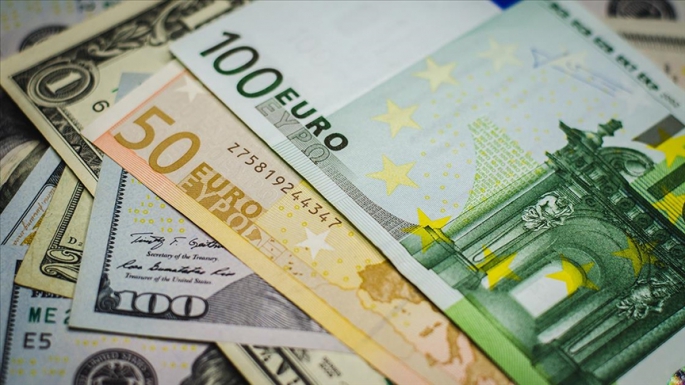 Euro 33,20, sterlin 38,63, dolar 30,25 liradan işlem görüyor