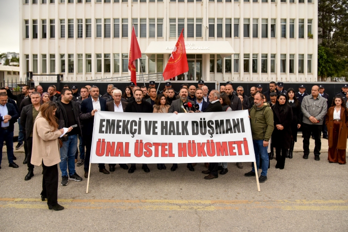 Kamuda yetkili beş sendika “vergi düzenlemesine” karşı Başbakanlık önünde “mücadele ateşi” yaktı