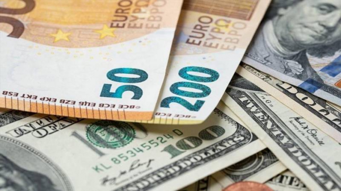 Sterlin 38.72, euro 33.12, dolar 30.42 TL'den işlem görüyor