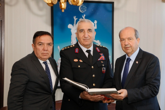 Cumhurbaşkanı Ersin Tatar’a “Asrın Felaketinde Jandarma” isimli kitap takdim edildi