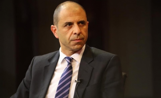 Özersay sahte diploma skandalıyla ilgili tutuklanan bürokratın yasaya göre görevden uzaklaştırılması gerektiğini belirtti