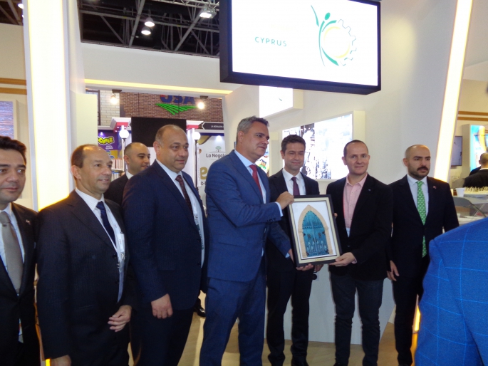 TC Abu Dabi Büyükelçisi Tunçer North Cyprus şemsiye standını ziyaret etti