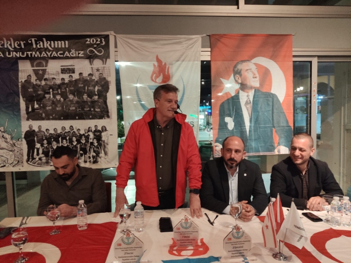 YDP Genel Başkanı Arıklı halı saha futbol turnuvasının ödül töreninde…