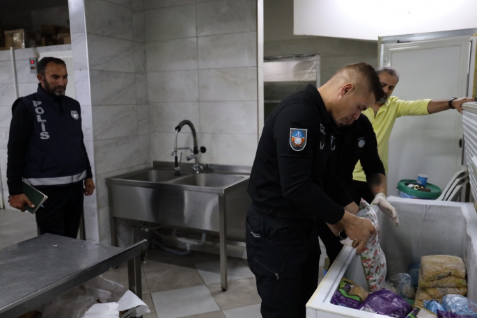 İskele Belediyesi Çevre ve Sağlık Bölümü ekipleri ile polis, İskele’de faaliyet gösteren işletmelere yönelik denetim yaptı