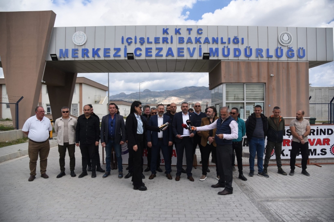 KTAMS, KAMUSEN ve KAMU-İŞ Merkezi Cezaevinde uyarı grevi yaptı