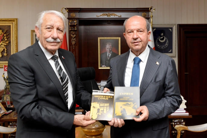 Cumhurbaşkanı Ersin Tatar, Şair-Yazar Oktay Öksüzoğlu’nu kabul etti