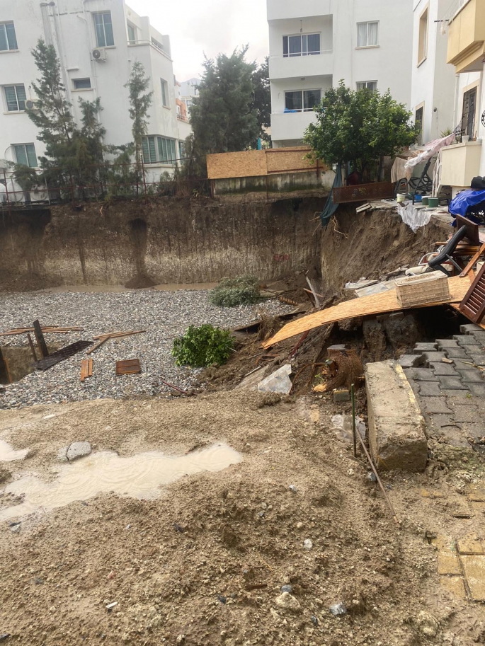 Girne’de bir inşaattaki toprak kayması nedeniyle 4 apartman boşaltılıyor
