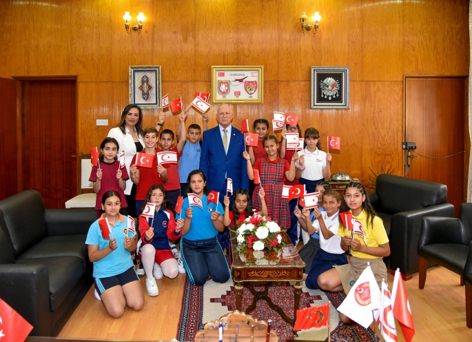 Meclis Başkanı Töre, makam koltuğunu 5. sınıf öğrencisi Kayra Temel’e devretti