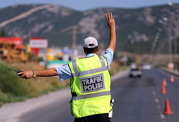 Trafik denetimlerinde 1528 sürücü rapor edildi, 23 araç trafikten men edildi