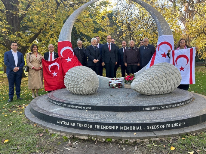 Tatar, Melbourne’da anıta çelenk sundu