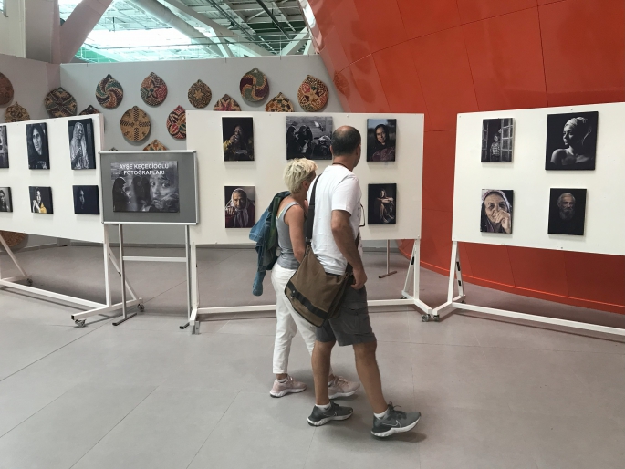 Ayşe Keçecioğlu’nun “Portreler” adlı fotoğraf sergisi Ercan Havalimanı’nda açıldı