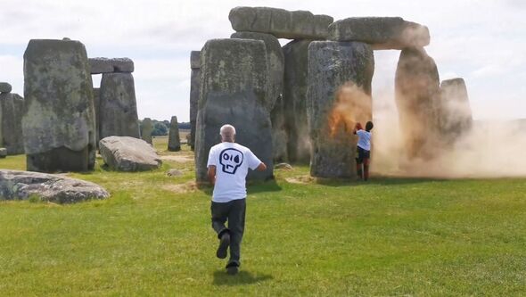 Çevre eylemcileri fosil yakıtların kaldırılması çağrısıyla İngiltere'de Stonehenge'i turuncuya boyadı