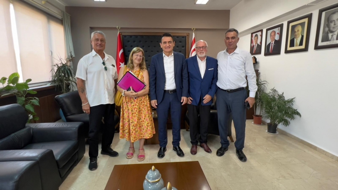 İçişleri Bakanı Oğuz KKTC'de taşınmaz mal sahibi olan yabancılarla bir araya geldi