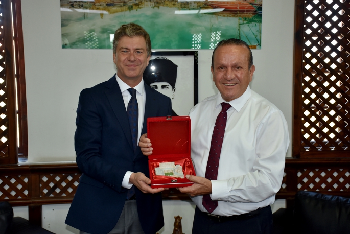 Ataoğlu, Tan Sağtürk ve heyetini kabulünde tiyatro binasının tamamlanmak üzere olduğunu belirtti
