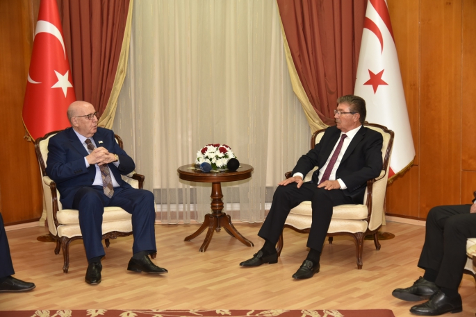Başbakan Üstel, Azerbaycan heyetini kabul etti