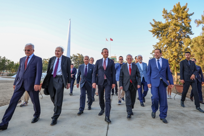 CHP Genel Başkanı Özel, KKTC'de Denktaş ve Küçük'ün anıt mezarlarını ziyaret etti