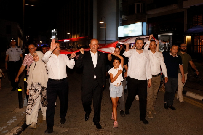 Cumhurbaşkanı Tatar, Mehteran eşliğinde gerçekleştirilen Bayrak Yürüyüşü'ne katıldı