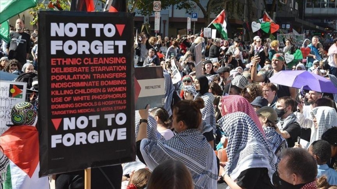 Avustralya'da binlerce kişi İsrail'in Gazze ve Lübnan'daki saldırılarını protesto için sokaklarda