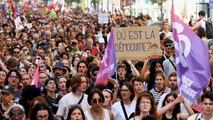 Fransa'da binlerce kişi Macron karşıtı gösteri düzenledi