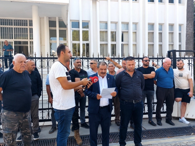 Seracılar Birliği, Bayındırlık ve Ulaştırma Bakanlığı’na siyah çelenk bıraktı
