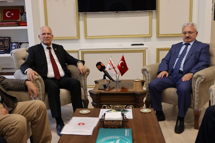Töre, Artvin Çoruh Üniversitesi’ni ziyaret etti