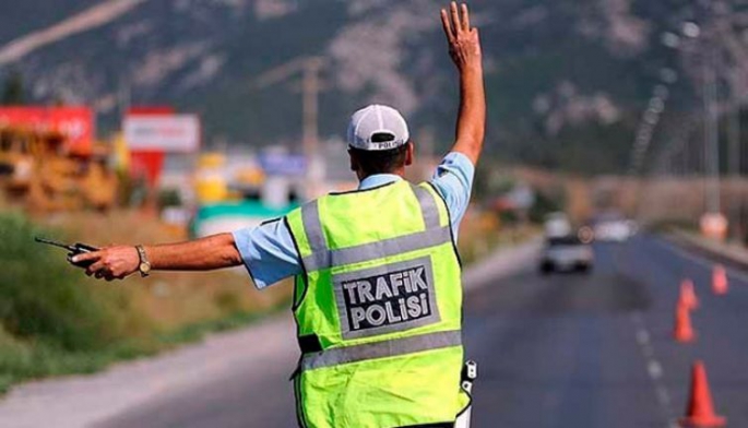Ülke genelindeki trafik denetimlerinde 36 araç trafikten men edildi, bir kişi tutuklandı