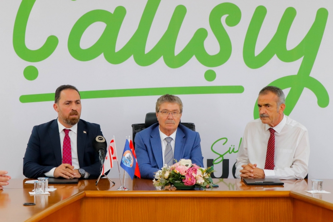 Üstel:”Yerel yönetimlerin rozetine bakmadan hallkımıza hizmet ediyoruz”