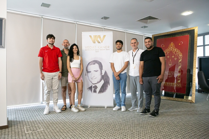 Vedat Kaner Vakfı’ndan 5 öğrenciye daha burs imkanı