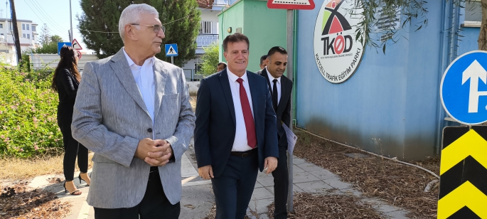 Bakanı Arıklı, Eğitim Parkı’nda incelemelerde bulundu