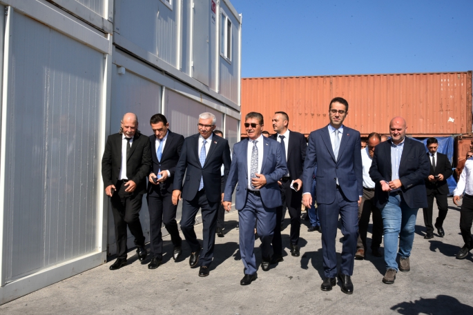 Muhtarlar Birliği ve Kuzey Kıbrıs Türk Kızılayı için gönderilen 150 adet konteyner Başbakanlığa teslim edildi