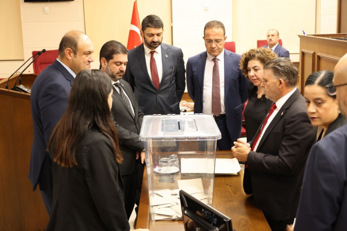 Töre dördüncü tur oylamada da salt çoğunluğa ulaşamadı... Sandıktan yine 25 kabul, 24 ret çıktı