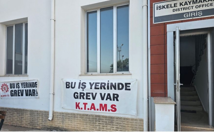 3 sendika İskele Kaza Tapu Amirliğinde uyarı grevi yaptı