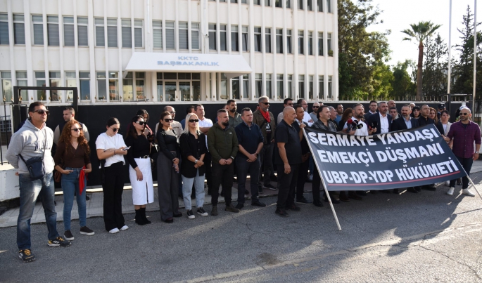 Kamuda örgütlü 5 sendika Başbakanlık önünde ortak açıklama yaptı