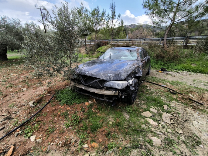 Geçitkale-Tatlısu ana yolundaki kazada yoldan çıkarak takla atan aracın sürücüsü yaralandı