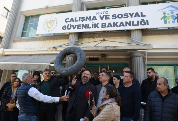Kıbrıs İşçi ve Emekçi Sendikaları Federasyonu'ndan Çalışma Bakanlığı'nda eylem