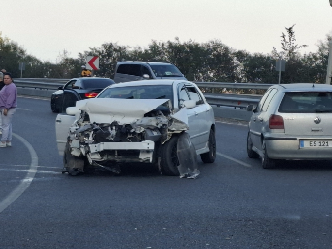 Lefkoşa Girne ana yolunda kaza...Araç sürücüsü bariyerlere çarptı