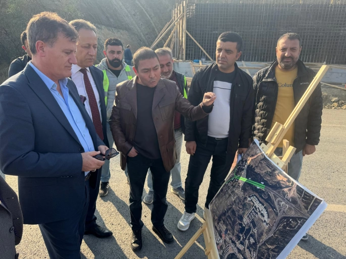 Bayındırlık ve Ulaştırma Bakanı Arıklı, Girne Köprülü Kavşağı’ndaki çalışmaları yerinde inceledi, bilgi aldı
